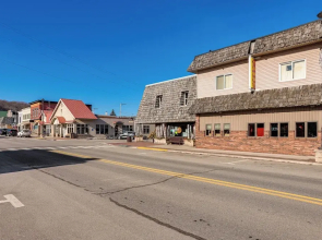 Walkable Beulah Apt Near Skiing & Ice Fishing!
