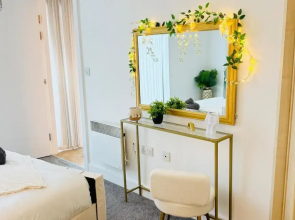 Flat - Sleeps 4 - Parking - Balcony - Pet Friendly