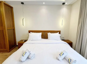 Calm & Classy 2BR - 5 min to Airport