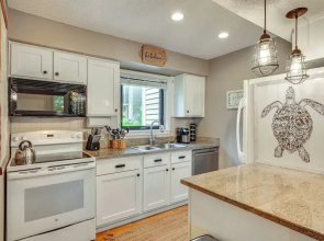 Seabrook Island Villa w/ Patio < 1 Mi to Beach!
