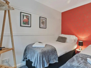 Seabright Townhouse- Super Stylish House- Parking for one Car- Sleeps up to 12