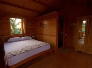 Pele's Windsong Wood Cottage on the beach