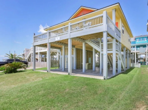 A La Playa 2 Bedroom Home by RedAwning