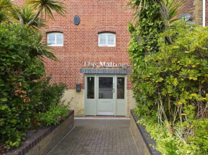 Roper Road- Cosy apartment just outside of city centre