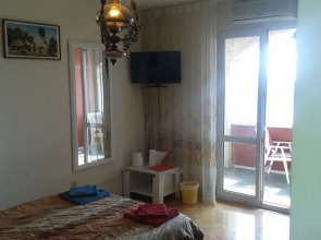 Apartment & Rooms House with Garden