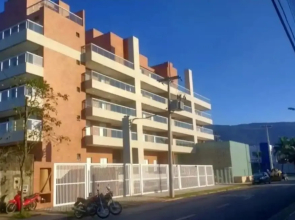 Apto novo e arejado com uma ampla sacada