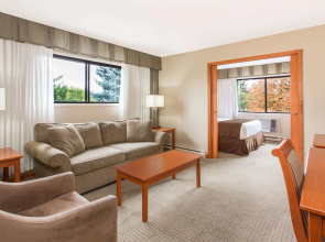 Ramada Hotel & Conference Center by Wyndham Kelowna