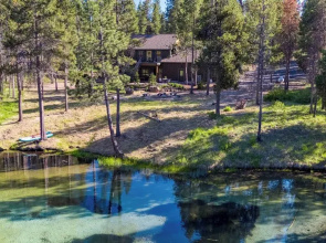 Spring River Retreat by Avantstay Lakefront Luxury w/ Hot Tub, Game Room & Near Bend