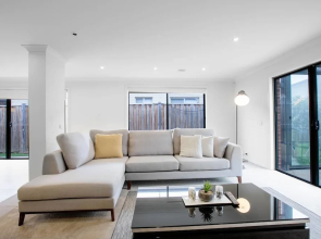 Lightful Charming House With Free Parking