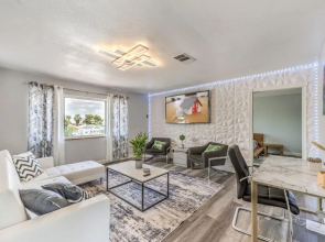 Vegas Lounge Near Strip w Pool Arcade Billiards