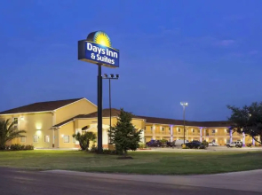 Days Inn by Wyndham Pearsall