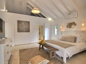 3 bedrooms villa at Les Terres Basses 200 m away from the beach with lake view private pool and enclosed garden