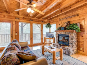 Secret Romance, 2 Bedrooms, Sleeps 8, Pool Table, Hot Tub, Arcade