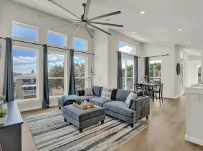Stunning Lake Home With Pool-beach-gym-boat Access
