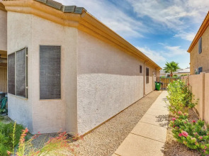Pool & Putting Green: Goodyear Home on Golf Course