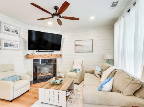 Charming Bluffton Home w/ Yard ~ 3 Mi to Beaches!