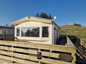 Cabin- Sleeps 8- Hot Tub, Free Parking, Wifi, Pets