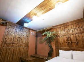 Asan Red House