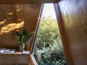K2 Kudhva Treehouse Cabin for 2 in Tintagel