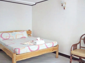 Tina's Sunset Cottages and Dive Center