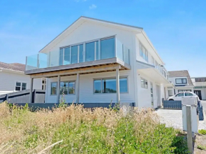 Lyall Bay Parade Apartment