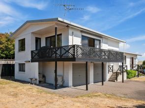 Lake Vista at Two Mile Bay- Taupo Central Holiday Home