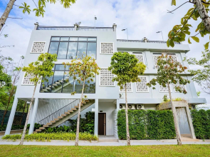 Rainforest Hotel by NSUN