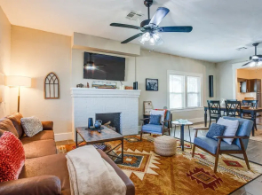 Chic Lawton Home, 5 Mins to Fort Sill!