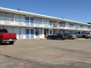 LoneStar Inn & Suites