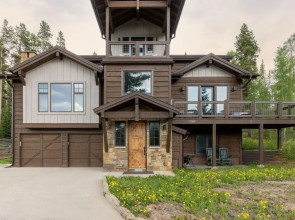 Dillon - Private Mountain Home w Hot Tub w Views & Shuffleboard!