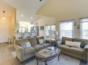Wichita Townhome w/ Patio: 9 Mi to Downtown!