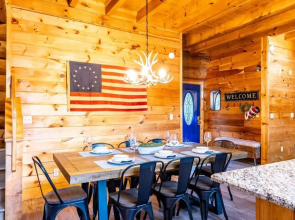 Boutique Cabin, Remodeled in 2021, Great Location, Hot Tub, Seasonal Access to Resort Pool