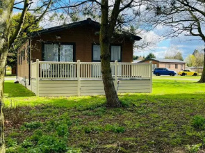Oakwood Lodge with Hot Tub