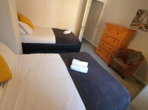Contractors, City Centre, Parking, 3 Double Rooms, Netflix, Cosy!