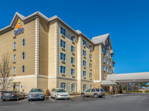 Comfort Inn & Suites near Six Flags