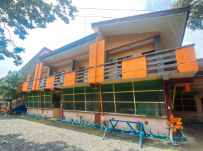 RedDoorz Hostel @ Johneva Beach Resort and Campstie Zambales