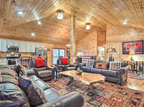 Luxe Cabin w/ Hot Tub, Theater, Pool Table, Arcade