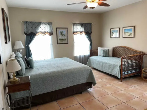 126 E Pike 4 Bedroom Condo by RedAwning