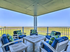 Gulf View + Beach Access: Galveston Resort Condo!