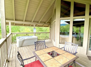 Riverview 1 Bedroom Cabin by RedAwning