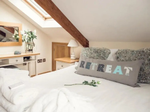 Apartmentsleeps3-garden-hottub-parking