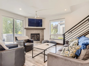 High-end Finishes, Private Hot Tub, Platinum Playcation, New Listing! 4 Bedroom Home by Redawning