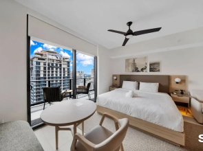Skyline Chic Downtown Studio Getaway