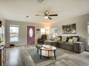 Galveston Cottage ~ 1 Mi to Beach: Pet Friendly!