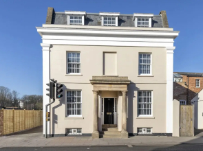 Elliot Oliver - Stunning 6 Bedroom Regency House With Parking