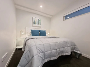 Luxe Apt w Harbour-Sunset Views -Parking