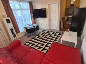 Groundfloor 1 bedroom apartment with free parking!
