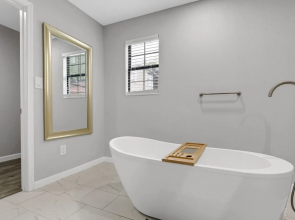 The Dragonfly At Brenham - Steps From Downtown 4 Bedroom Cottage by Redawning