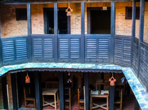 Gaun Ghar