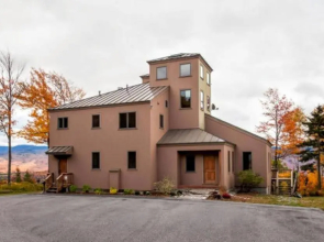 NEW!! Stunning home with breathtaking views, outdoor cedar sauna, great location!